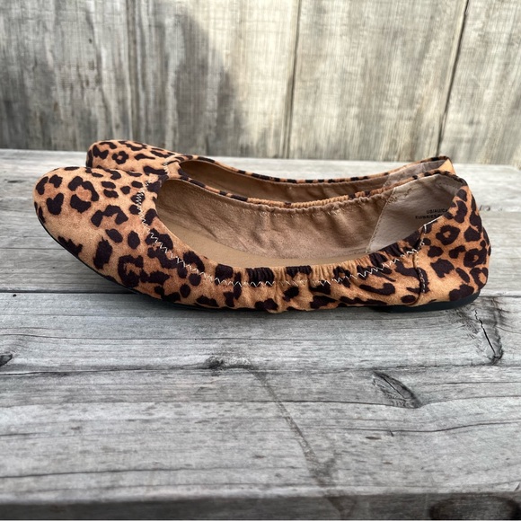 Amazon Essentials , Ruched Leopard Print Suede flat. - Picture 2 of 7